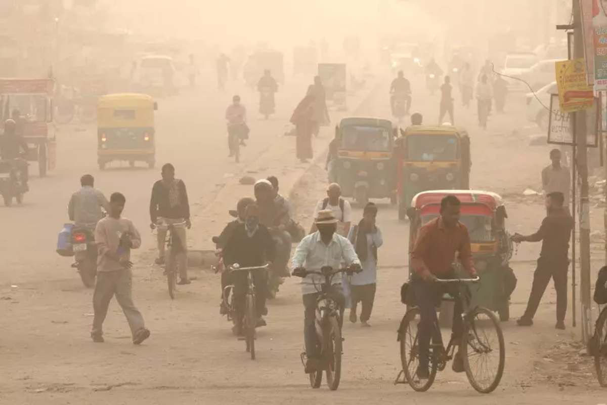 Nuova Delhi sotto unaa coltre di smog