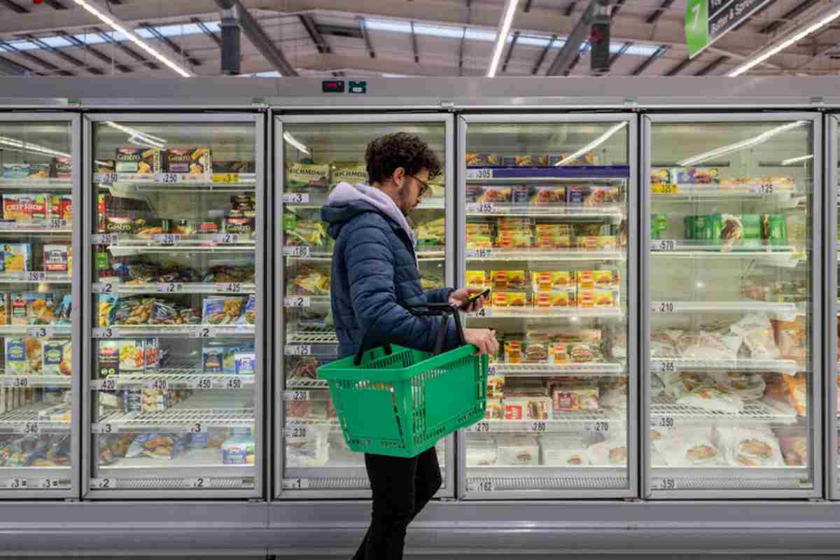 ragazzo fa spesa al supermercato