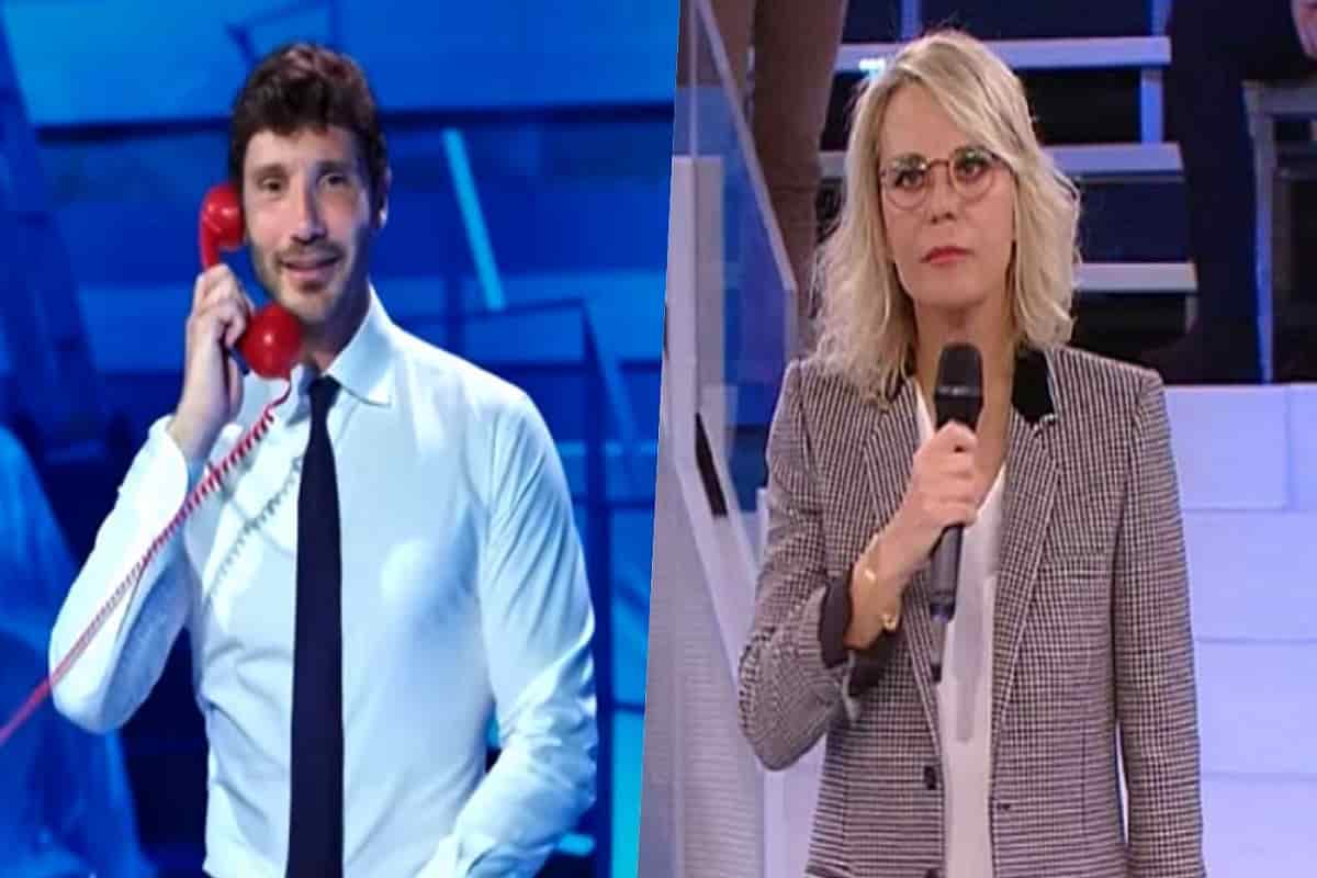 stefano de martino con il telefono e maria de filippi ad amici