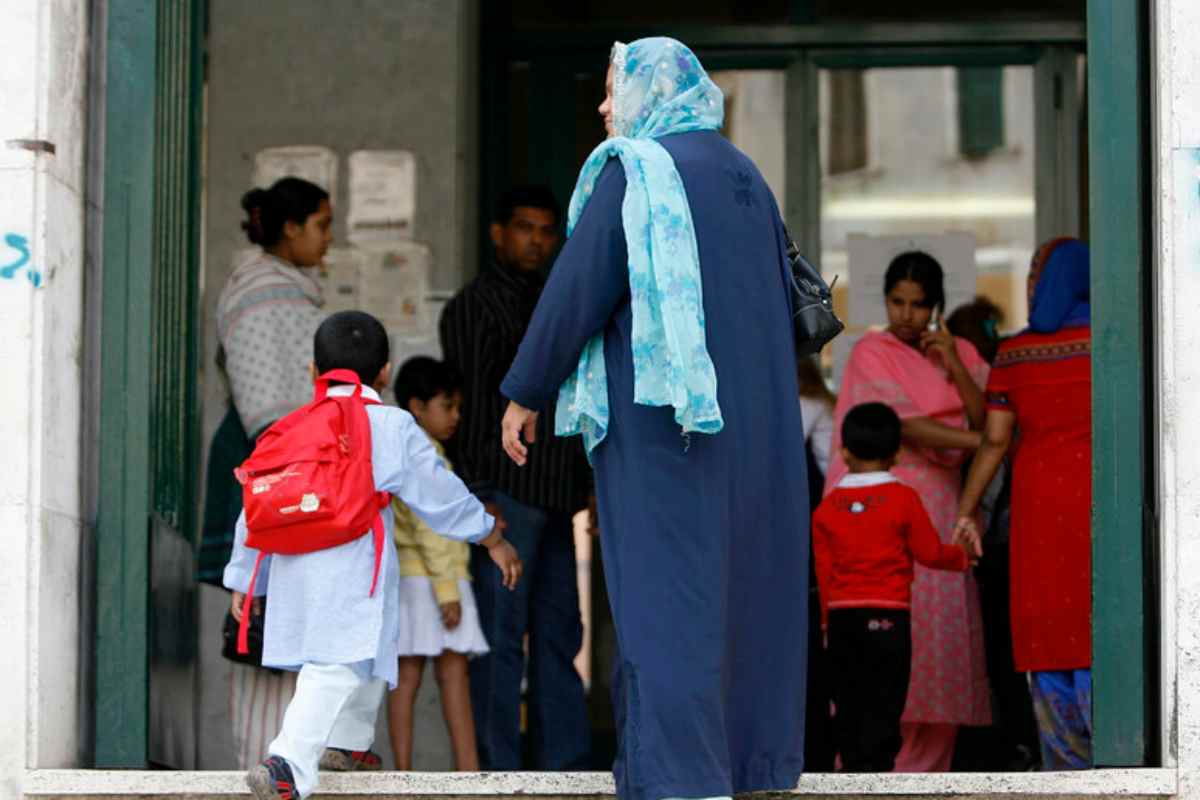 bimbo straniero accompagnato dalla mamma a scuola