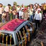 Il funerale per l'auto organizzato in India