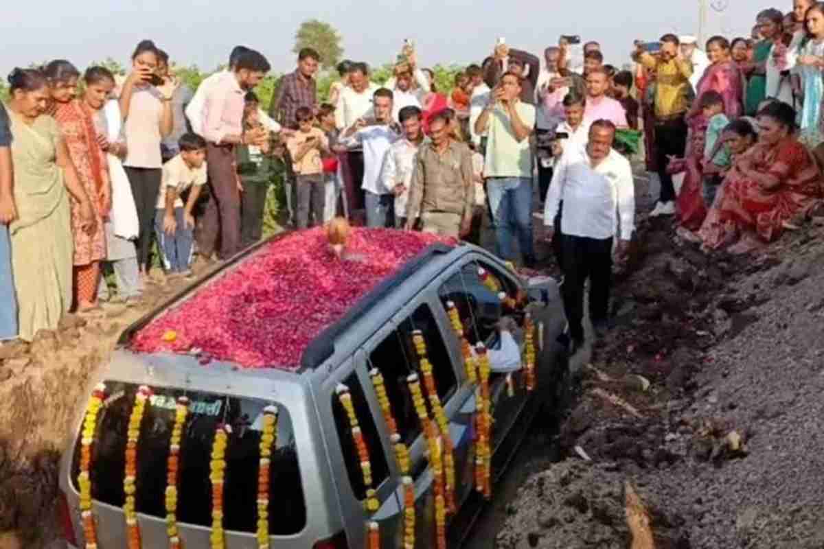 Il funerale per l'auto organizzato in India