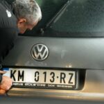 uomo sistema una targa di auto