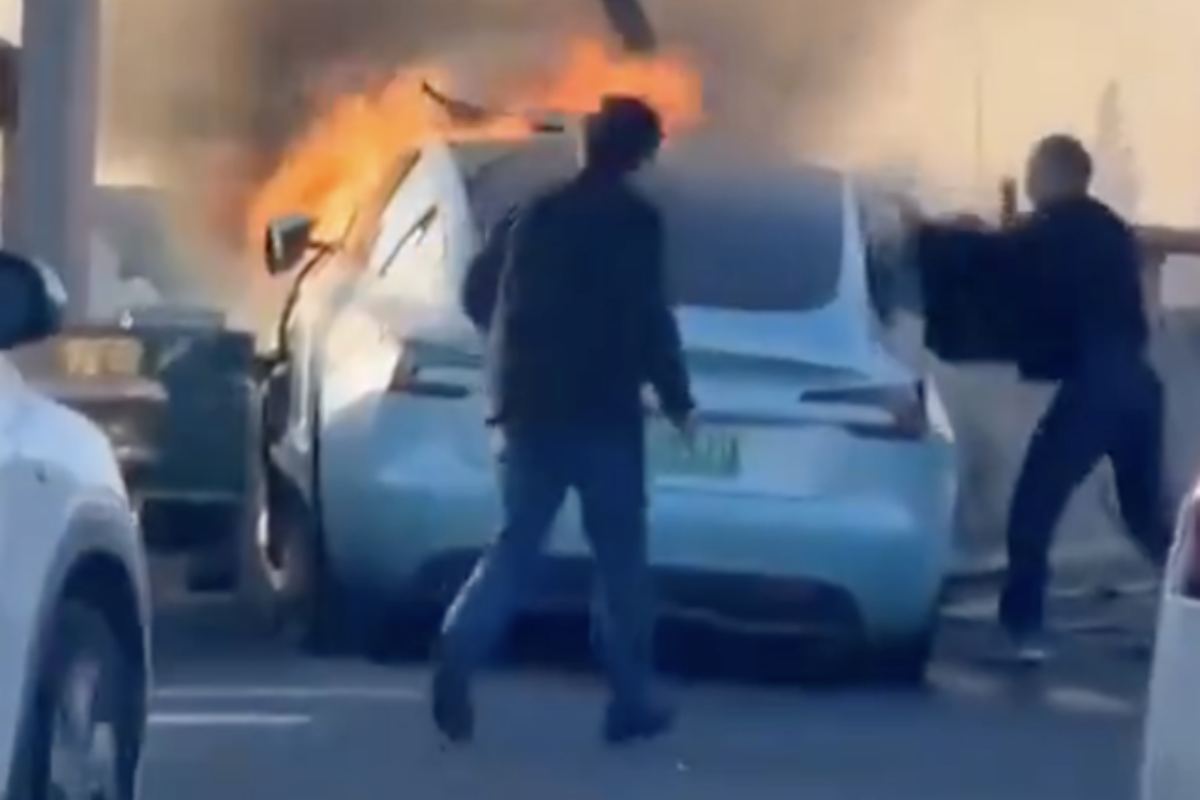 tesla in fiamme a toronto