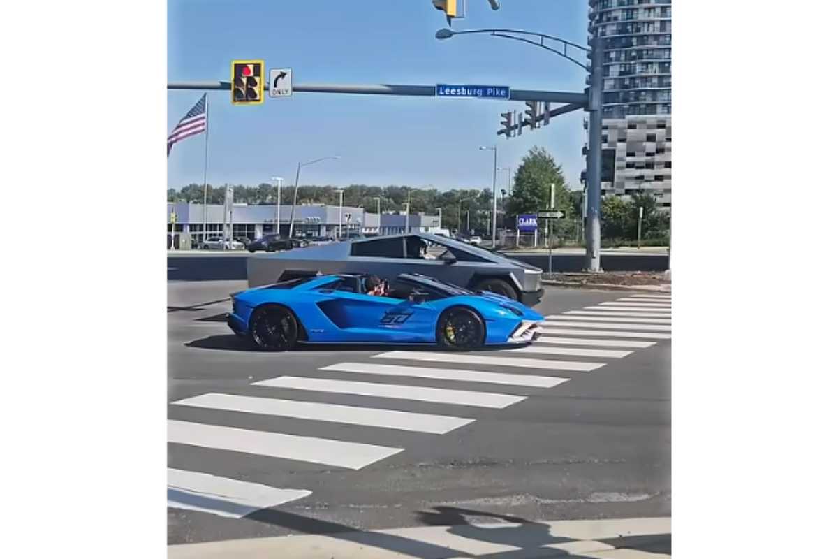 gara in strada da una tesla e una lamborghini