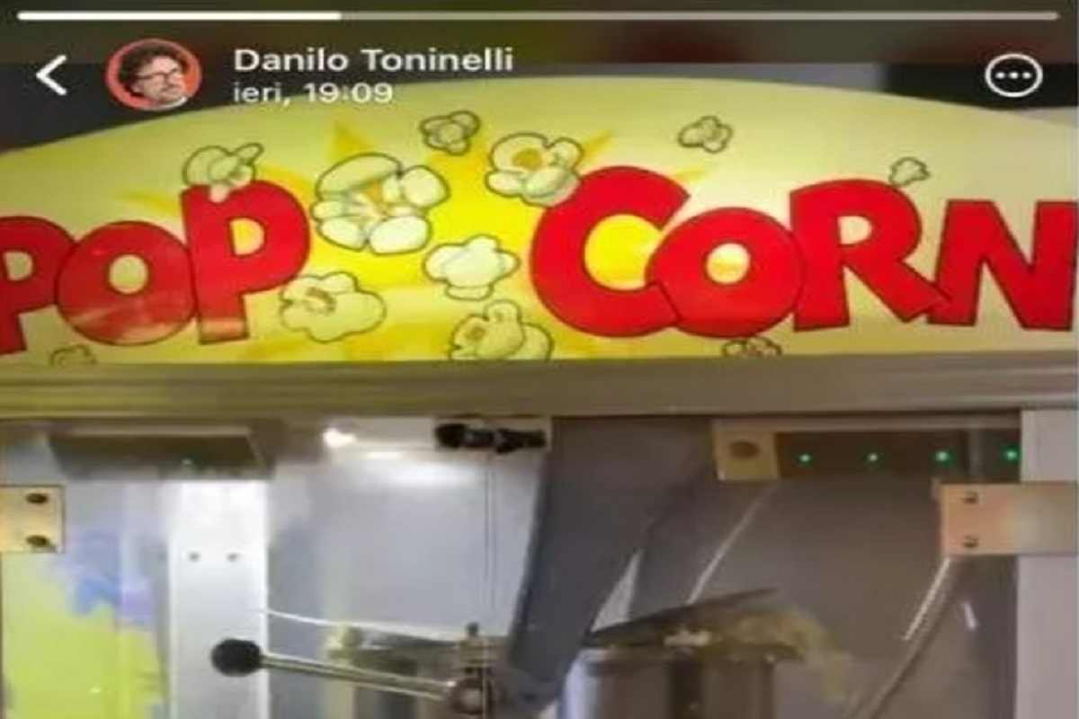 La macchina da popcorn pubblica sui social da Toninelli