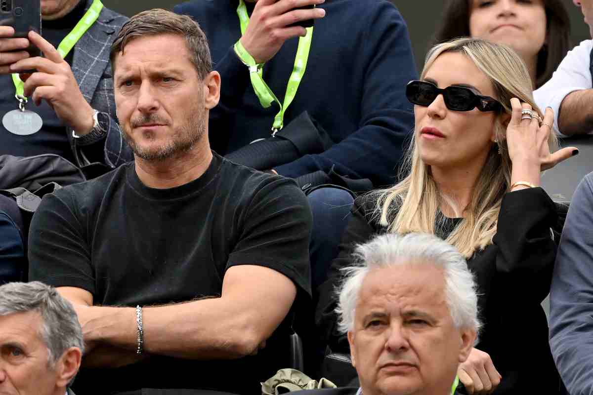 totti e noemi sugli spalti dello stadio