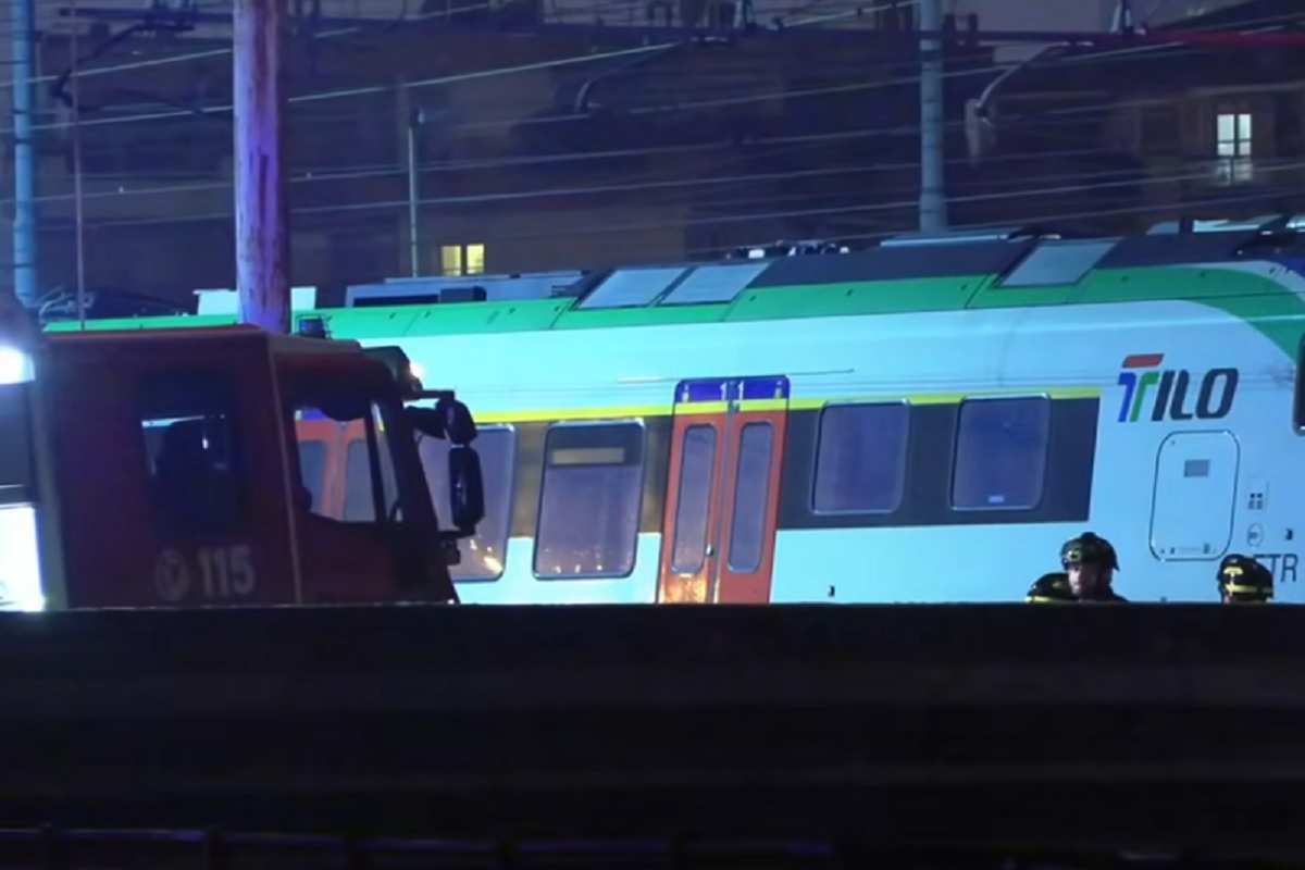 Passeggeri bloccati senza luce per 5 ore sul treno fermo a meno di un km dalla stazione di Milano