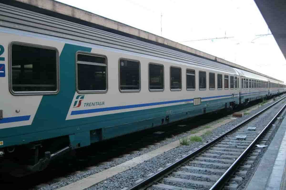 un treno fermo in stazione