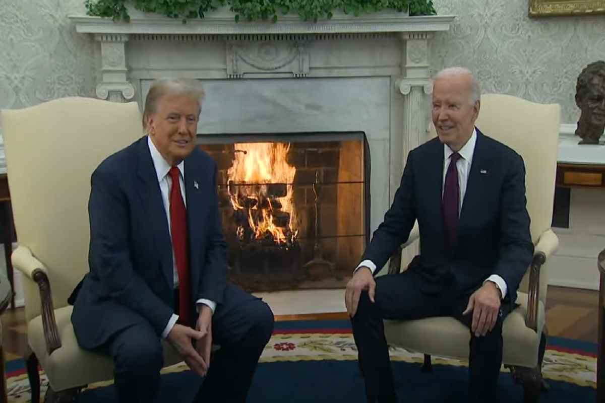 Trump e Biden sorridenti durante l'incontro alla Casa Bianca 