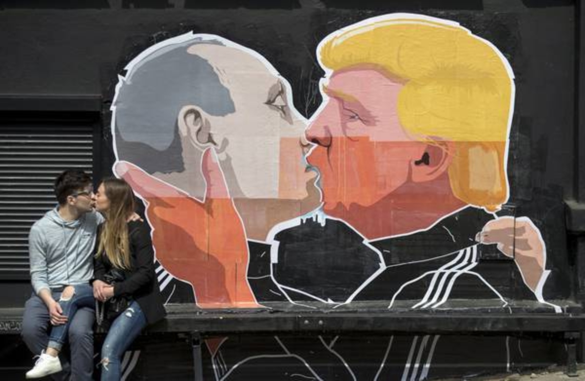 bacio trump-putin murales a vilnius