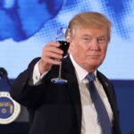 Donald Trump con un bicchiere di vino in mano