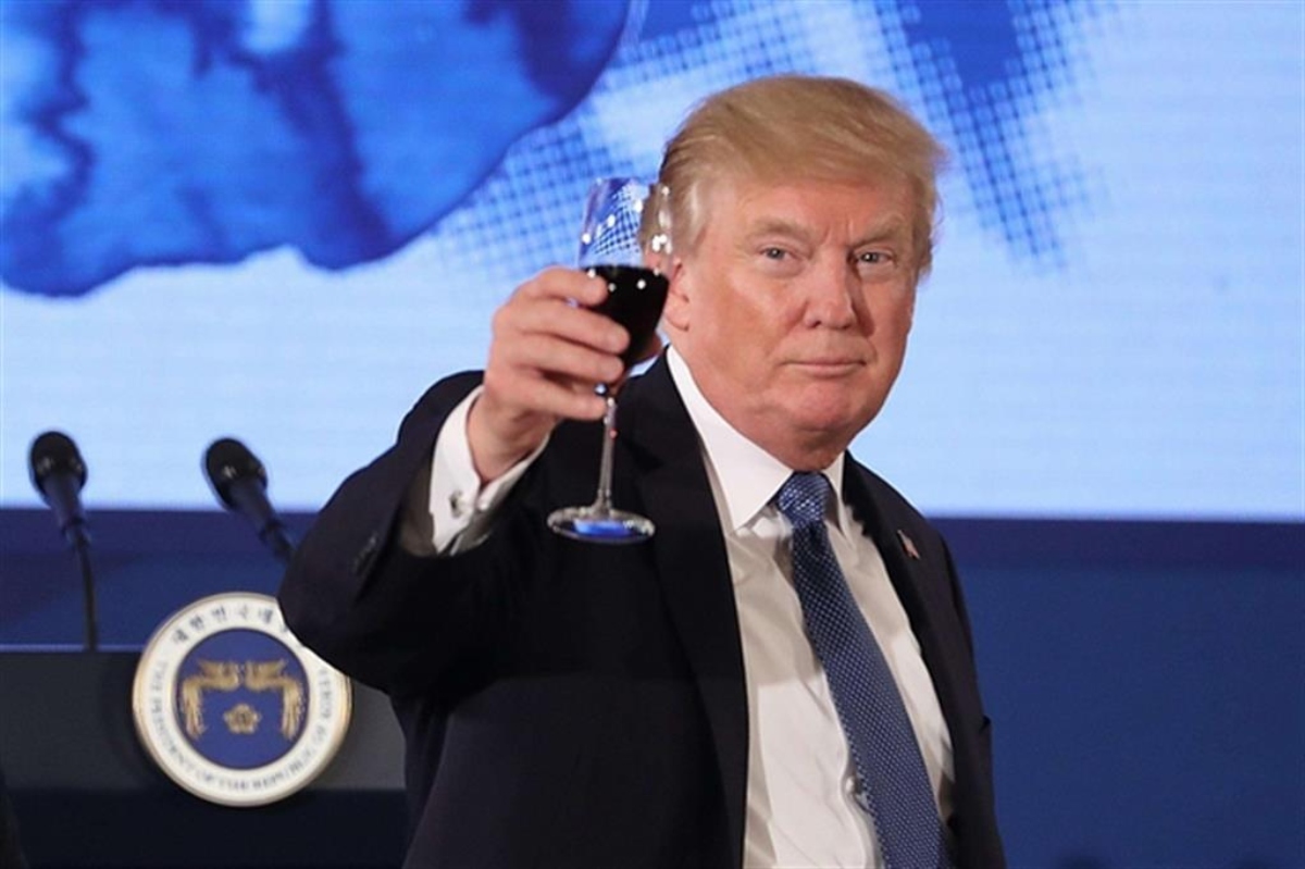 Donald Trump con un bicchiere di vino in mano