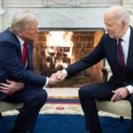 Trump e Biden, stretta di mano alla Casa Bianca davanti al caminetto