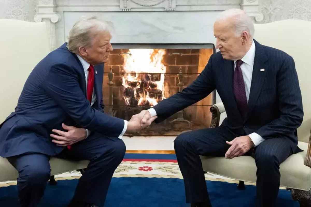 Trump e Biden, stretta di mano alla Casa Bianca davanti al caminetto