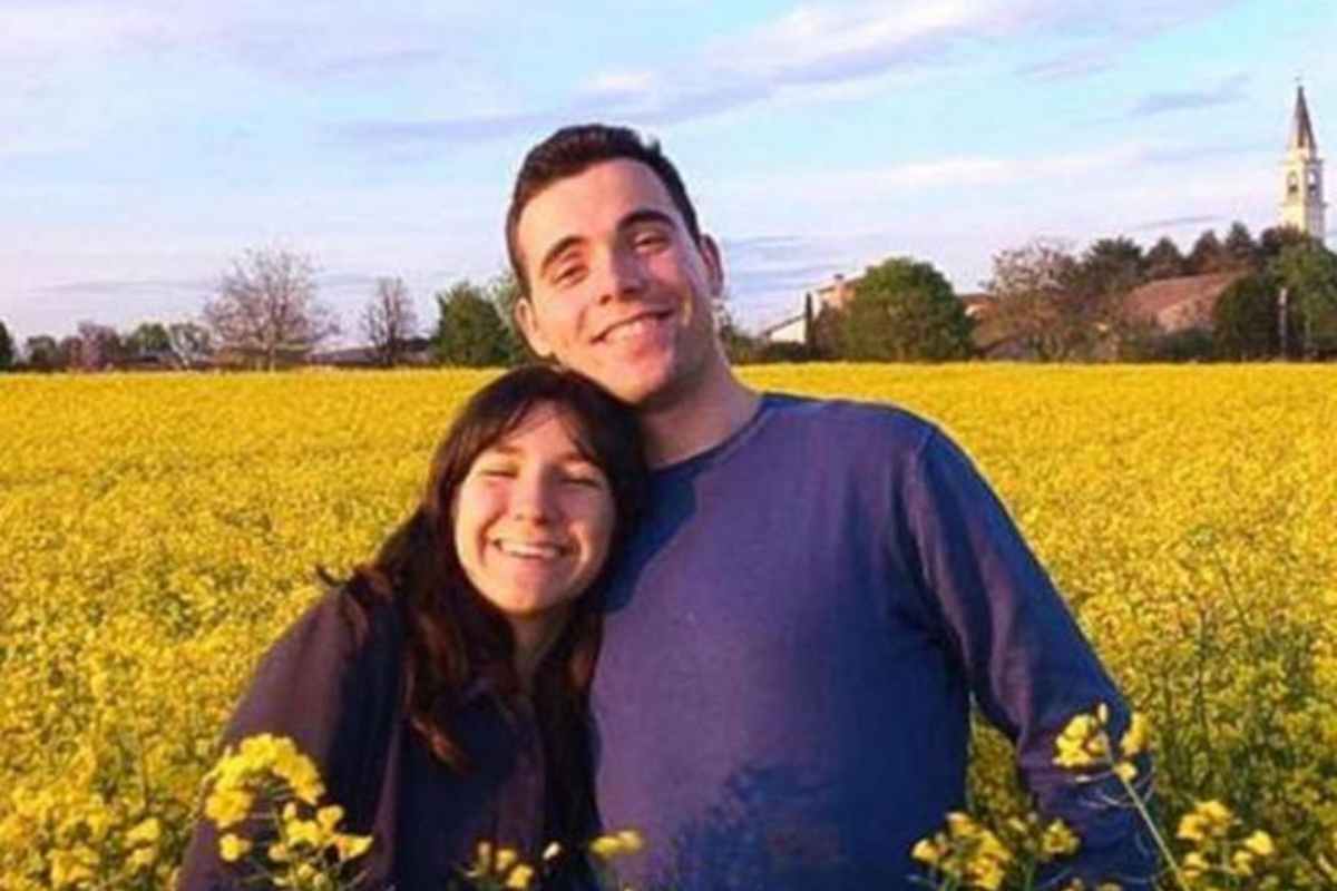 giulia cecchettin e filippo turetta in un campo di fiori