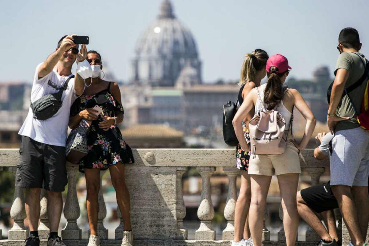 turisti si fanno selfie a roma 