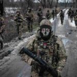 Un soldato combatte in Ucraina