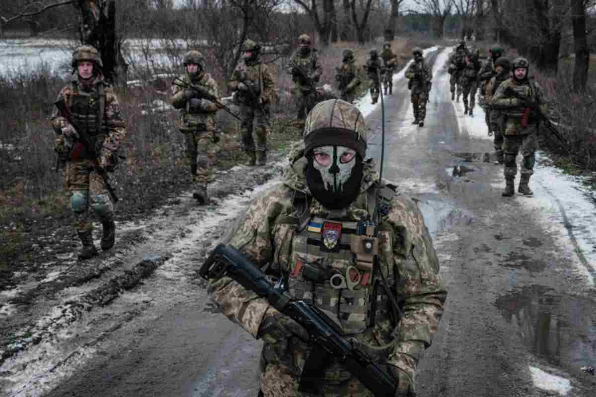 Un soldato combatte in Ucraina