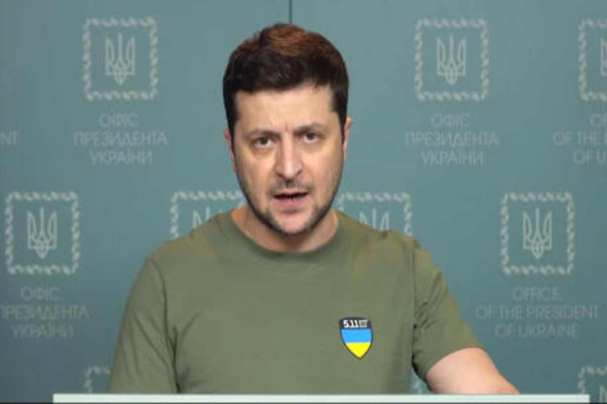 Un Zelensky più giovane parla alla nazione