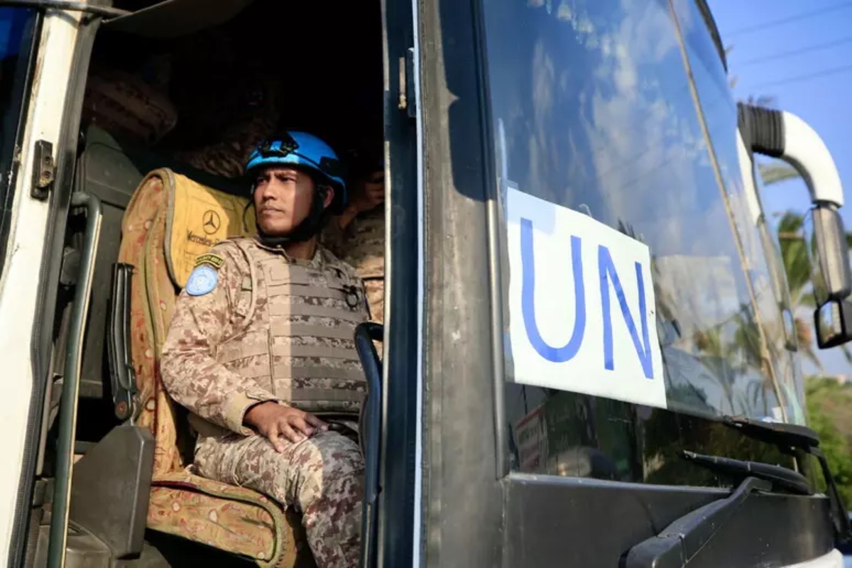 Otto razzi sul contingente italiano Unifil nel sud del Libano. Danni e 5 militari in osservazione