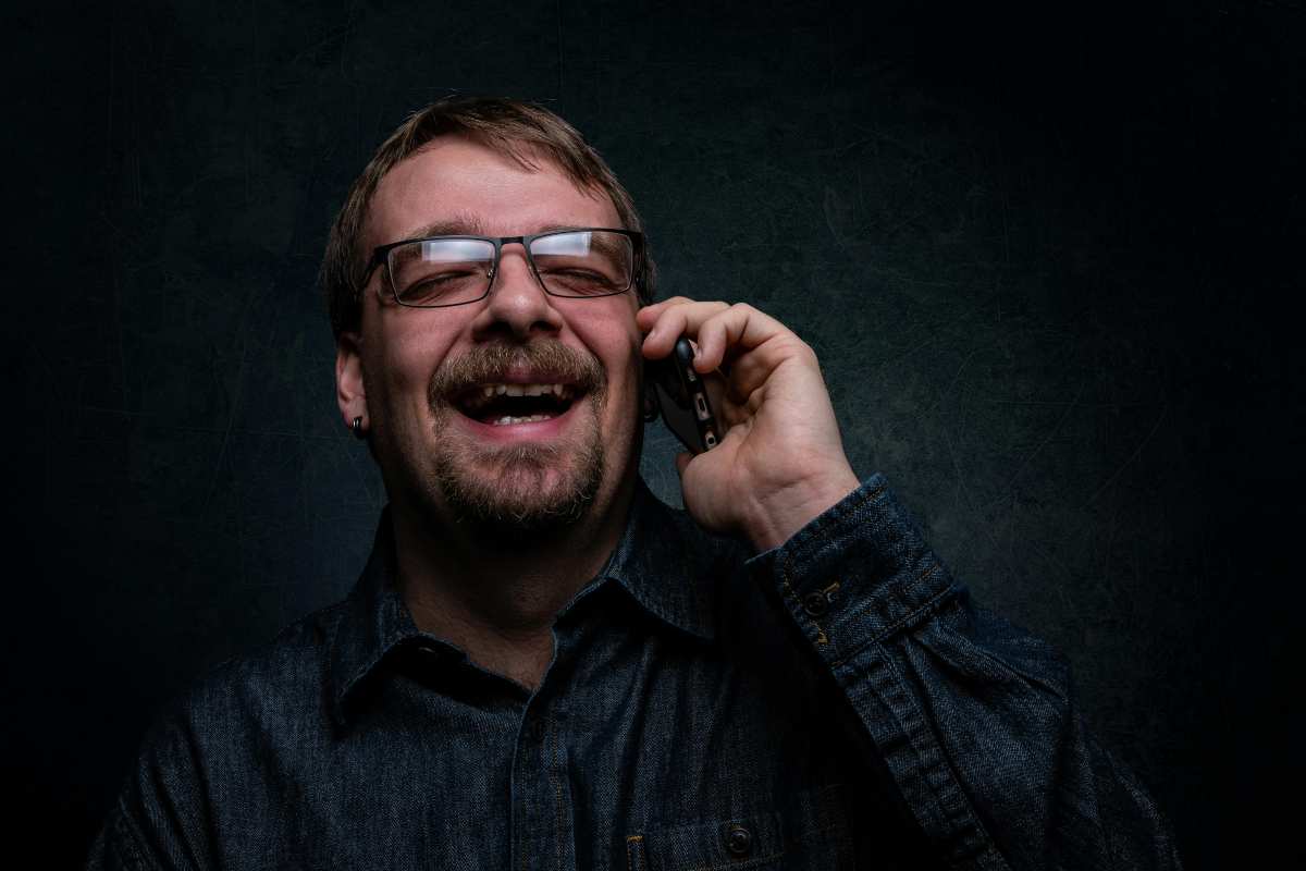 Un uomo che ride al telefono