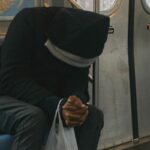 Un uomo triste in metropolitana