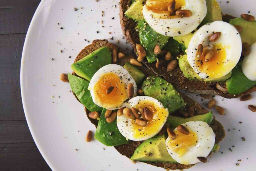 un piatto con delle uova e avocado su del pane