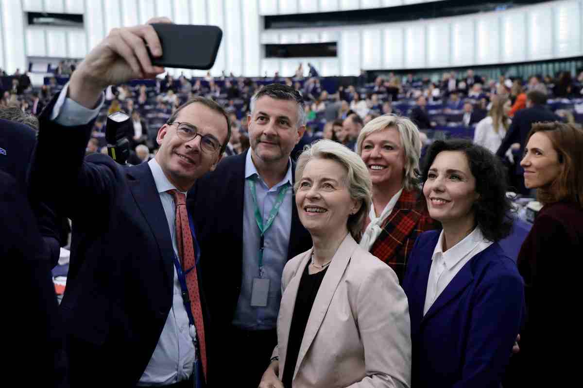 Ursula von der Leyen si fa fotografare nel parlamento Ue