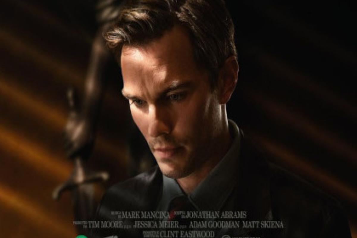 La locandina del film Giurato numero 2, con il volto dell'attore Nicholas Hoult in evidenza