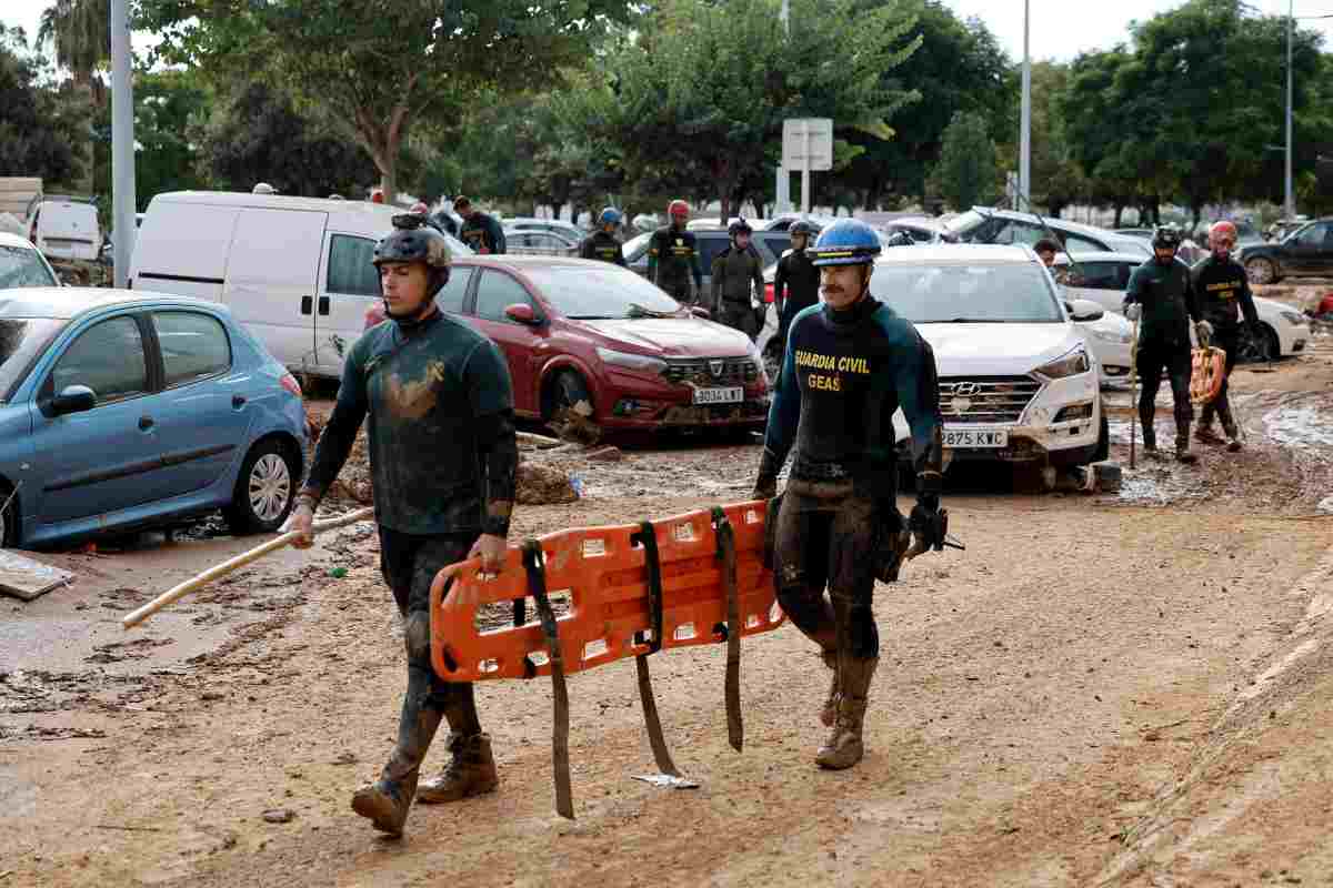 Protezione civile al lavoro a Valencia dopo la catastrofe di Dana