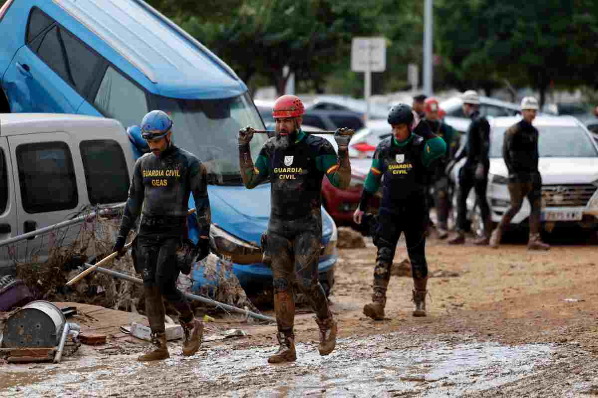 Protezione civile al lavoro a Valencia dopo la catastrofe di Dana