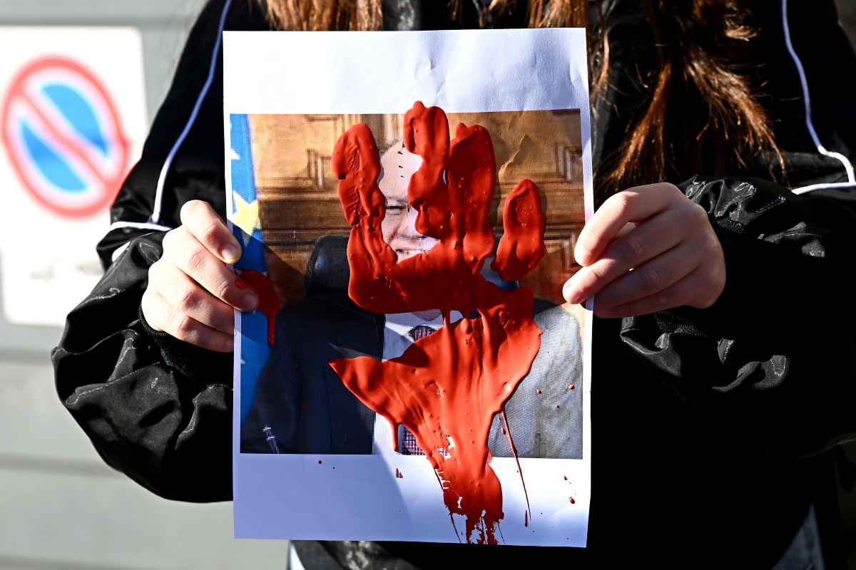 foto Valditara sporcata con una mano di vernice rossa