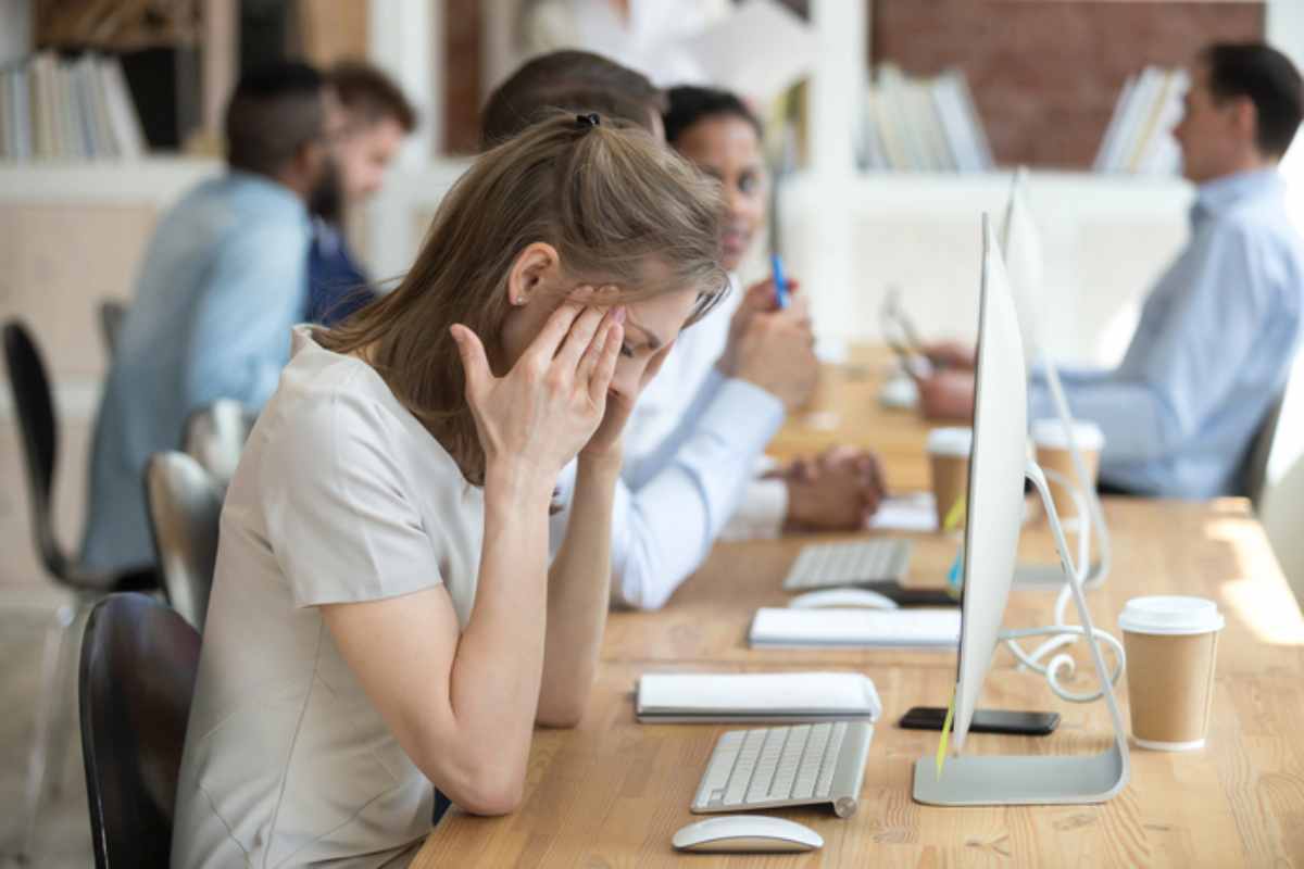 Una donna stressata e stanca in ufficio