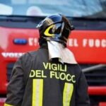 un vigile del fuoco di spalle