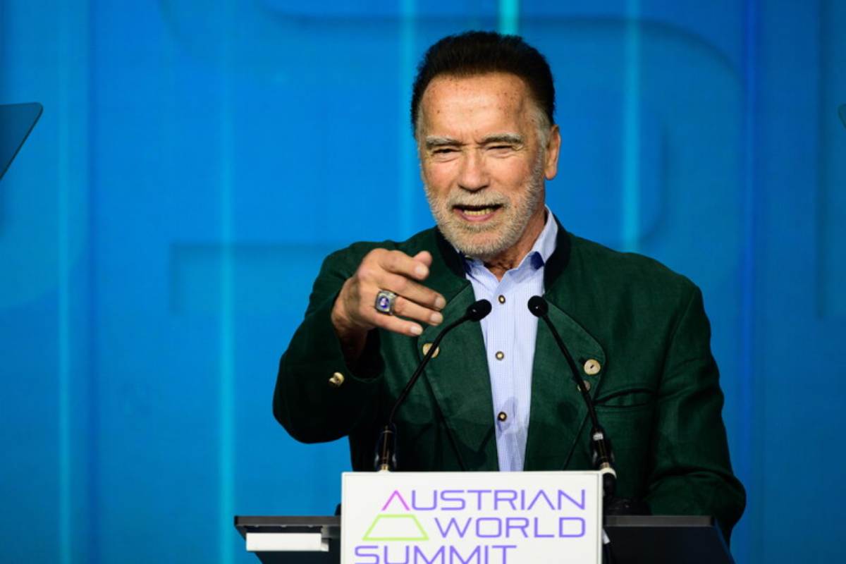 L'attore Arnold Schwarzeneggerai microfoni nel corso di una conferenza 