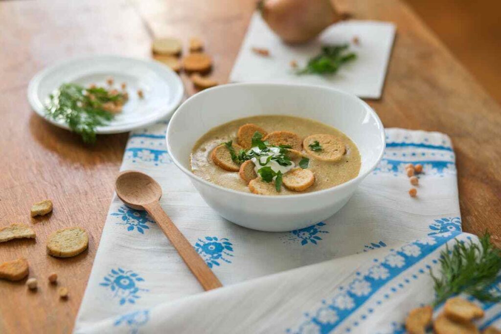 un piatto di zuppa pronta con crostini