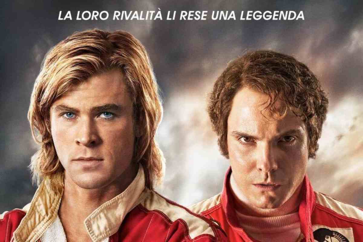 Gli attori Chris Hemsworth e Daniel Brühl nella locandina del film Rush, di Ron Howard