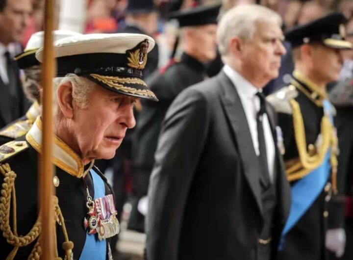 Re Carlo in primo piano e sullo sfondo il fratello Andrea, il duca di York