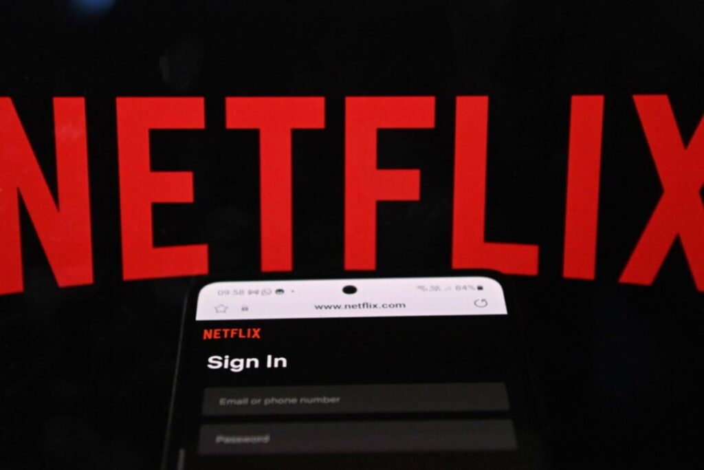 Il logo di Netflix e la schermata di accesso sul cellulare