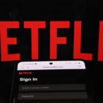 Il logo di Netflix e la schermata di accesso sul cellulare