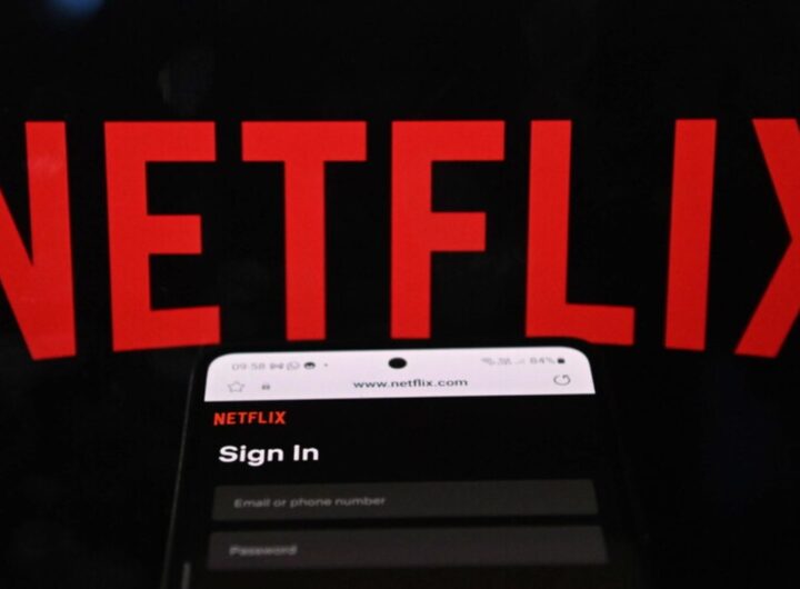 Il logo di Netflix e la schermata di accesso sul cellulare