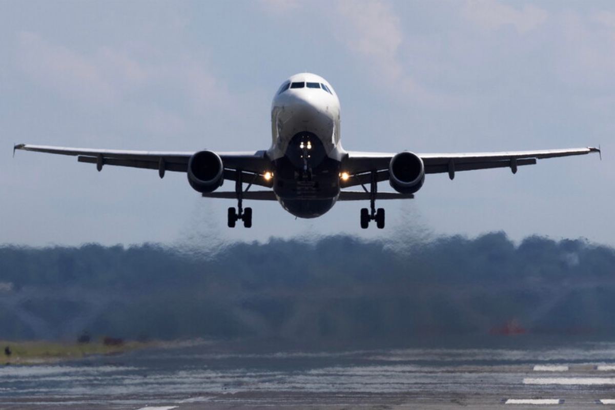 Immagine frontale di un aereo di linea poco dopo il decollo