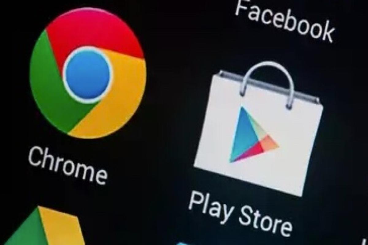 Schermata smartphone, in evidenza l'app di Chrome e quella del Play Store