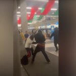 Rissa in aeroporto, i viaggiatori si picchiano con i cartelli "pavimento bagnato"