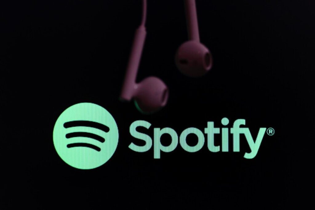 Il logo di Spotify e un paio di auricolari