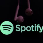 Il logo di Spotify e un paio di auricolari