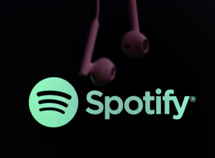 Il logo di Spotify e un paio di auricolari