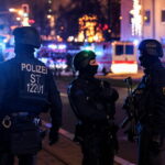 I poliziotti sul luogo dell'attentato al mercatino di Natale in Germania