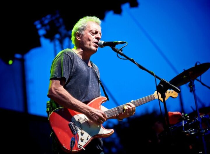 Rudy Rotta suona la chitarra e canta su un palco durante una sua esibizione dal vivo